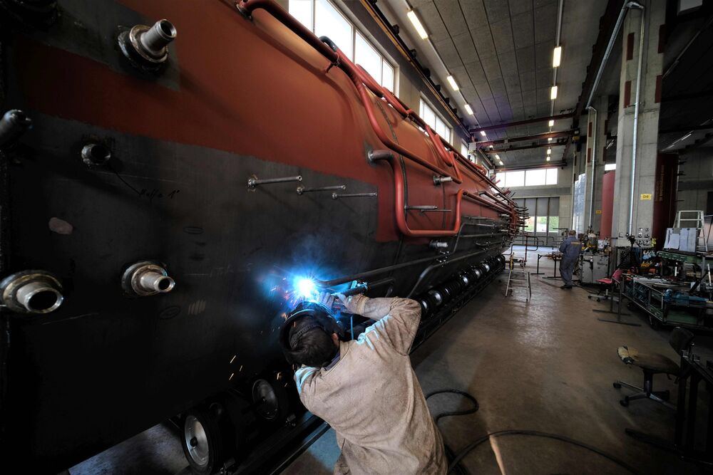 Grossspeicher in der Produktionshalle.